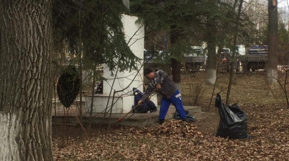 Алексей Солдатенко проверил состояние воинских мемориалов в Лесном Городке и поселке ВНИИССОК