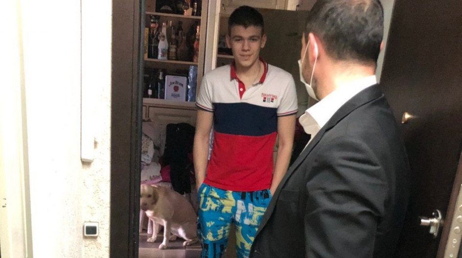 Алексей Солдатенко передал продуктовые наборы от губернатора четырем семьям полицейских в поселках Лесной Городок и ВНИИССОК