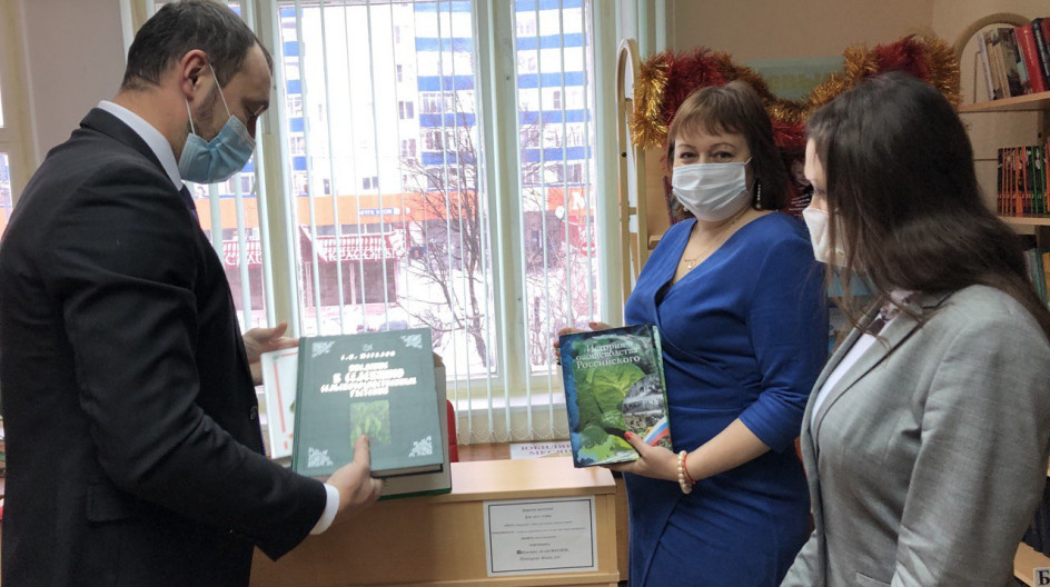 Алексей Солдатенко передал научную литературу в библиотеку посёлка Новоивановское