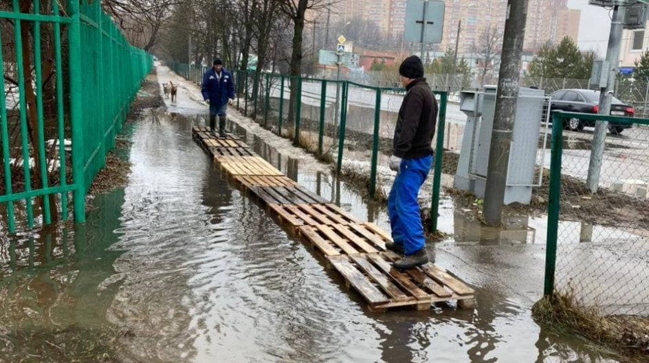 Алексей Солдатенко помог привести в порядок дорогу возле Дубковской школы "Дружба"