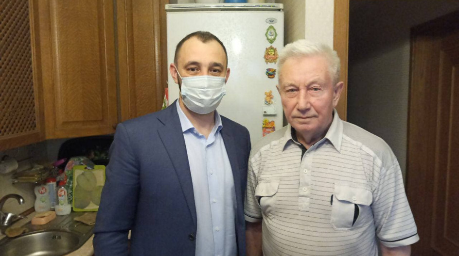 Алексей Солдатенко навестил на дому ветерана войны Александра Пискарёва