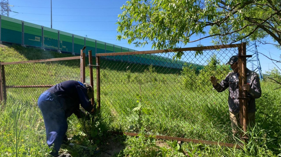 Алексей Солдатенко по просьбе жителей восстановил металлический забор у деревни Бородки