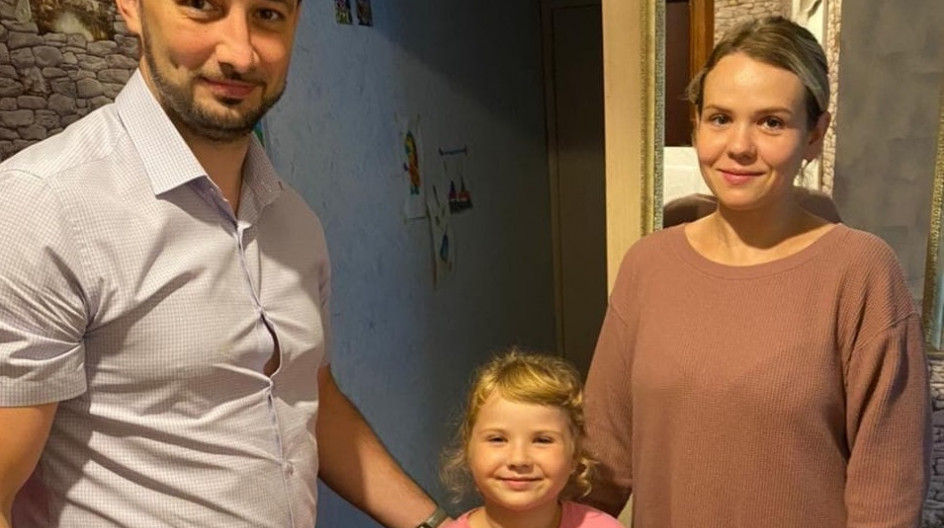 Вручил школьный набор первокласснице Марии Кадетовой из малообеспеченной семьи в селе Юдино