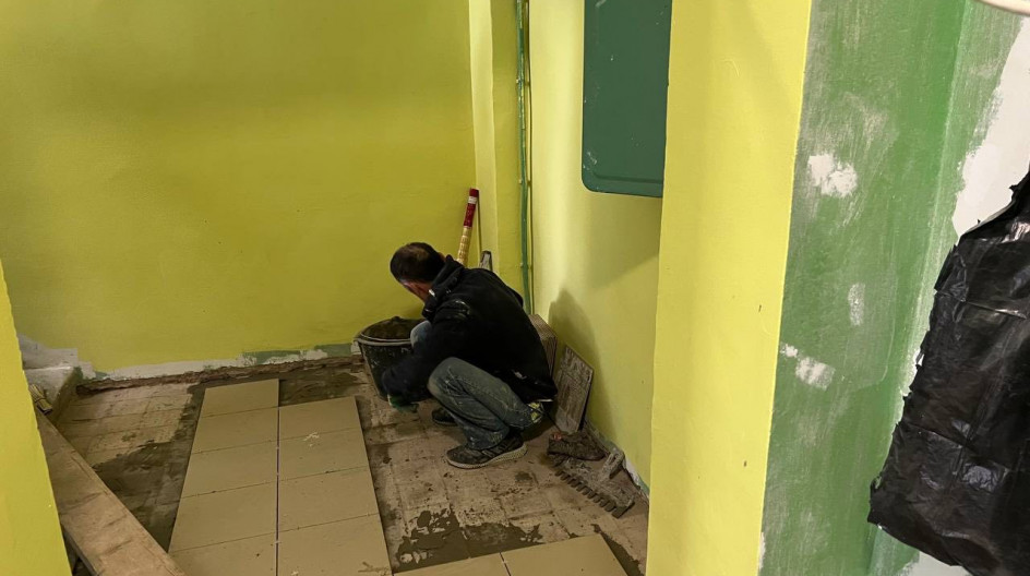Алексей Солдатенко проконтролировал ход капитального ремонта подъездов дома №6 на Фасадной улице в Лесном Городке