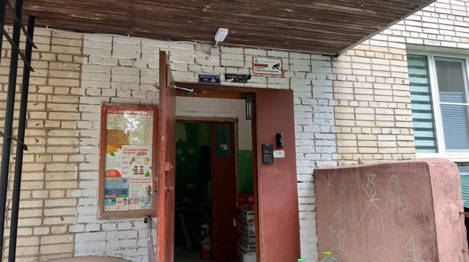 Алексей Солдатенко проконтролировал ход капитального ремонта подъездов дома №6 на Фасадной улице в Лесном Городке
