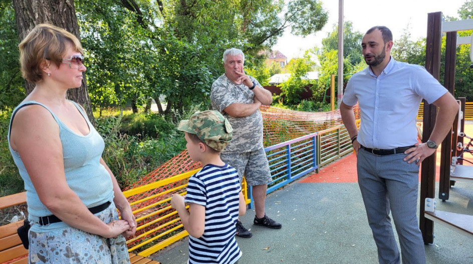 Алексей Солдатенко проинспектировал ход монтажа детской площадки в деревне Бородки