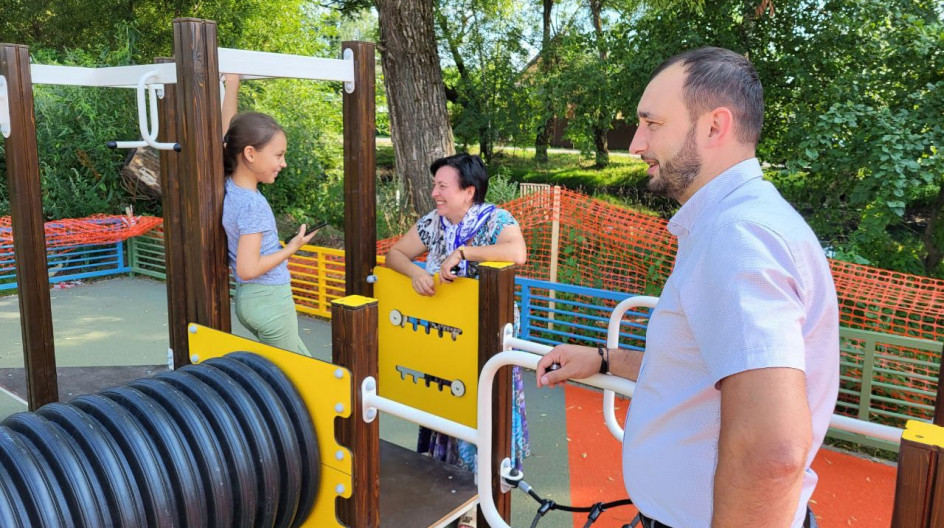 Алексей Солдатенко проинспектировал ход монтажа детской площадки в деревне Бородки