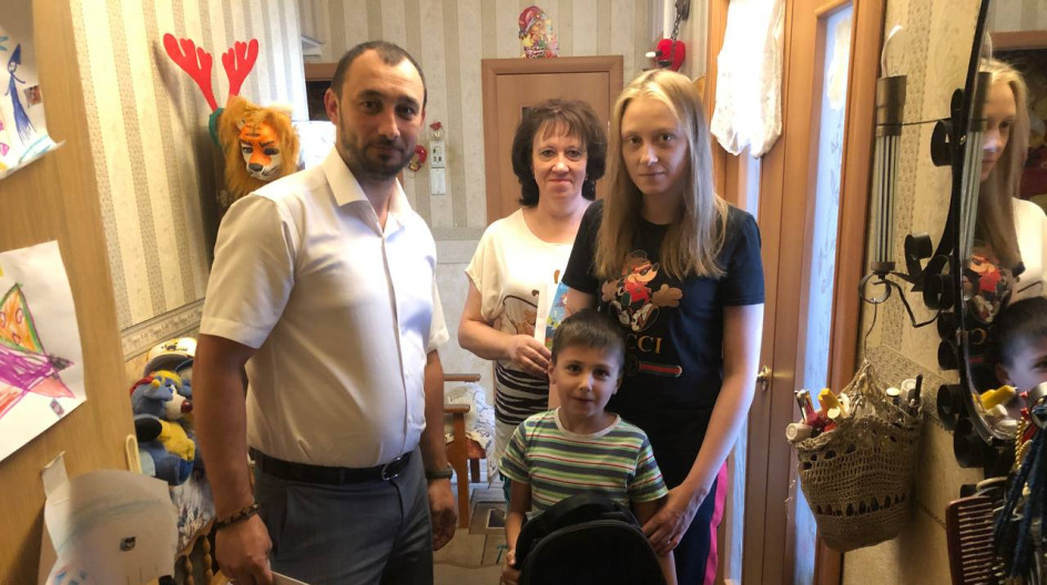 В рамках акции «Собери ребёнка в школу» Алексей Солдатенко вручил рюкзак со школьными принадлежностями Артёму Рябцеву