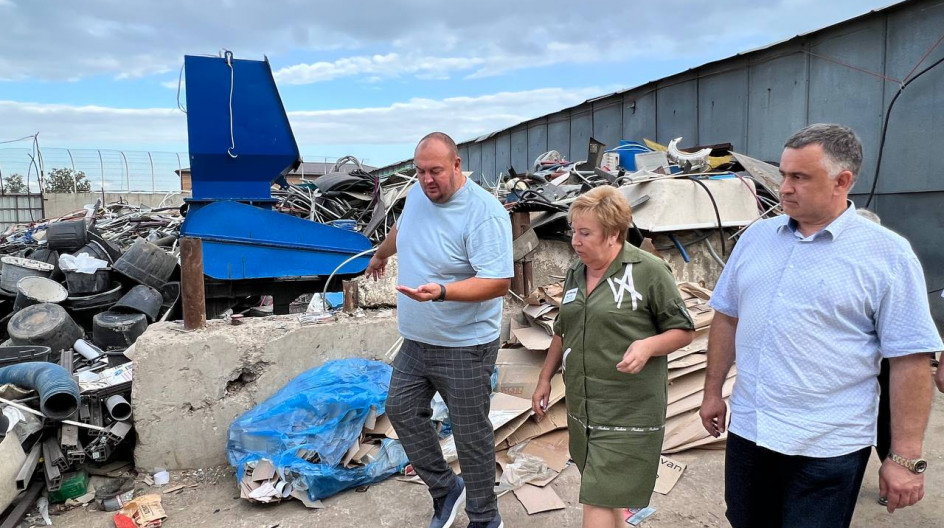 Алексей Солдатенко проверил факт складирования мусора на земельном участке УК «СтройДомСервис»