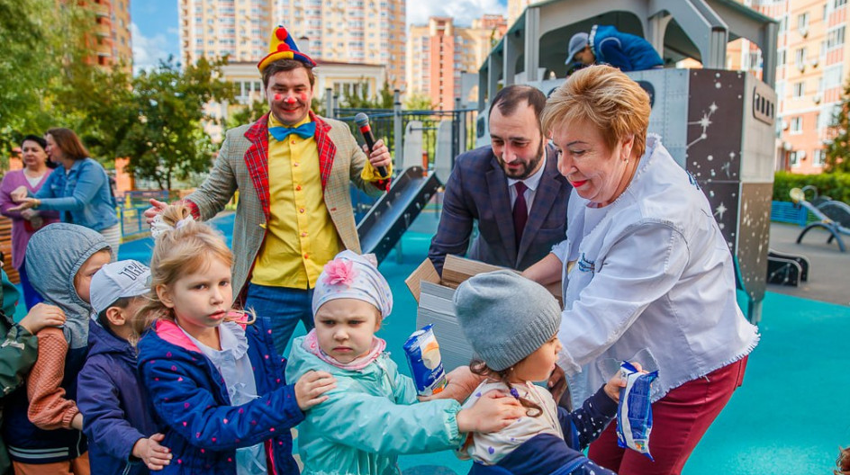 Принял участие в открытии новой игровой площадки во дворе домов №7 и №15 на улице Михаила Кутузова в поселке ВНИИССОК