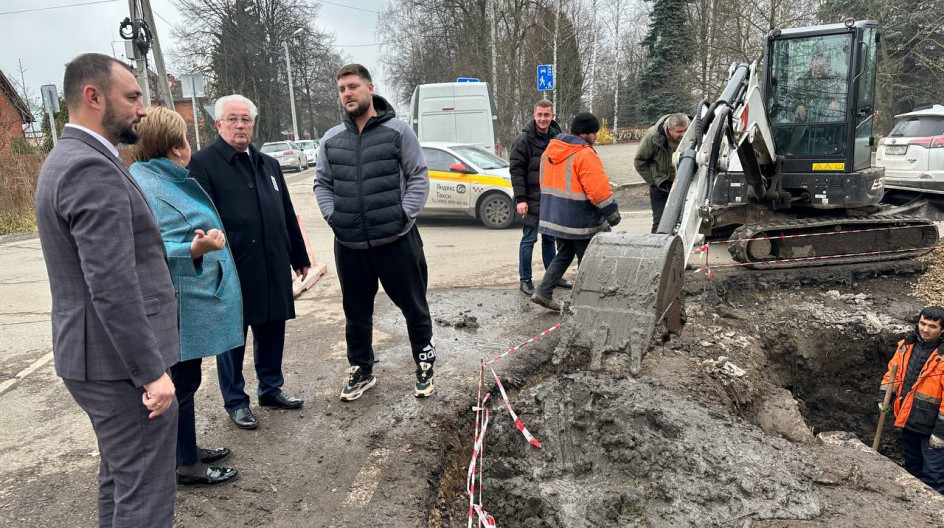 Проконтролировал ход ремонта тротуара и замены коллектора ливневой канализации на улице вдоль Коммунистического проспекта в городе Голицыно