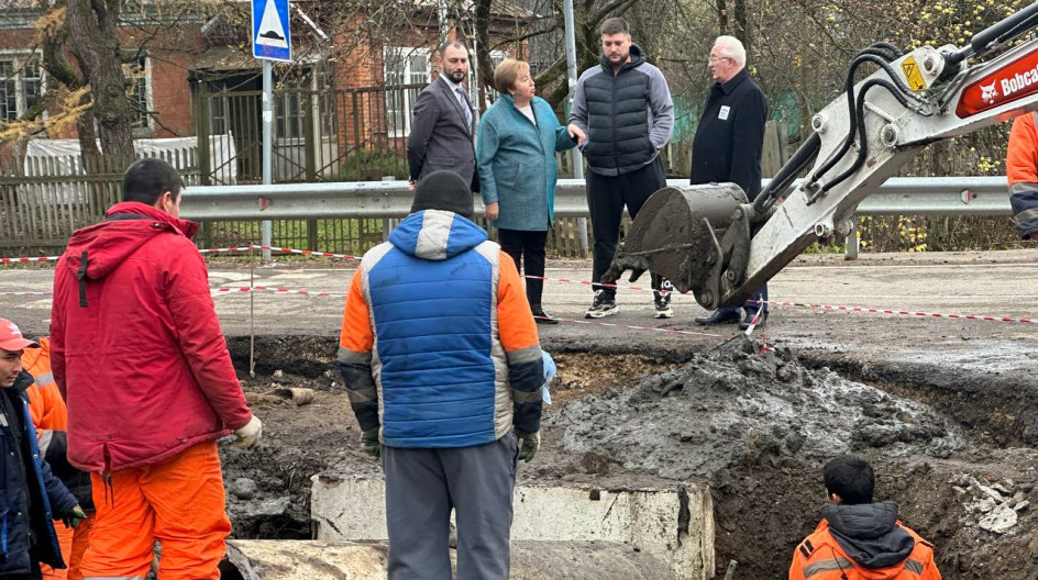 Проконтролировал ход ремонта тротуара и замены коллектора ливневой канализации на улице вдоль Коммунистического проспекта в городе Голицыно